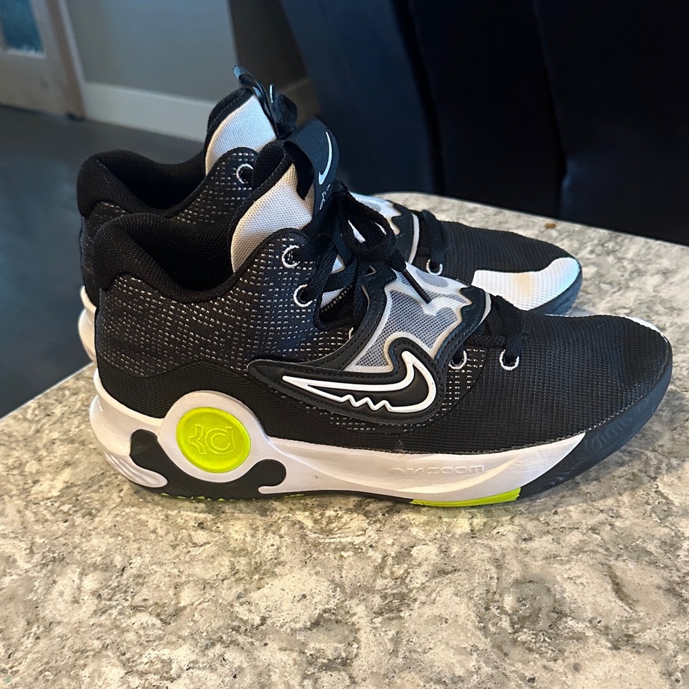 Nike Men’s Black and Neon Green Sneakers, size 10.5